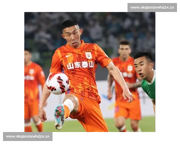 鲁能泰山鏖战绿茵赛场全力冲击胜利再燃球迷激情 鲁能泰山鏖战绿茵赛场全力冲击胜利再燃球迷激情